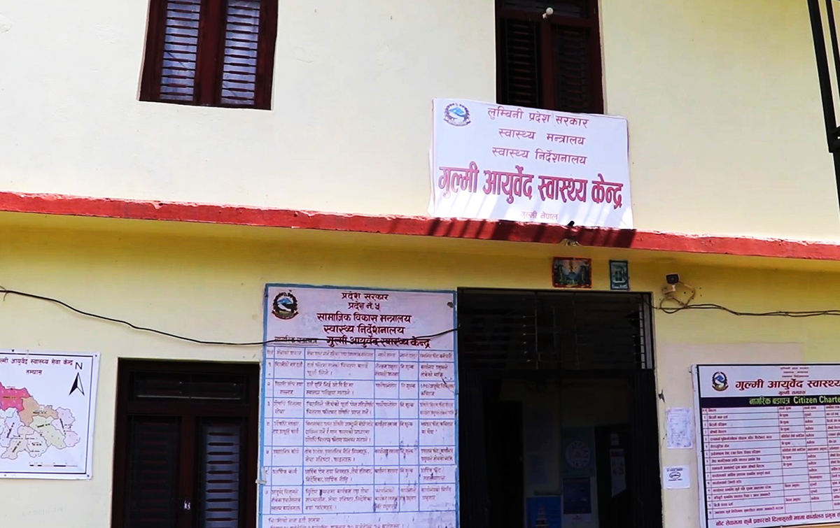 गुल्मीका बालबालिकालाई ‘स्वर्णबिन्दु प्राशन’ खुवाइँदै