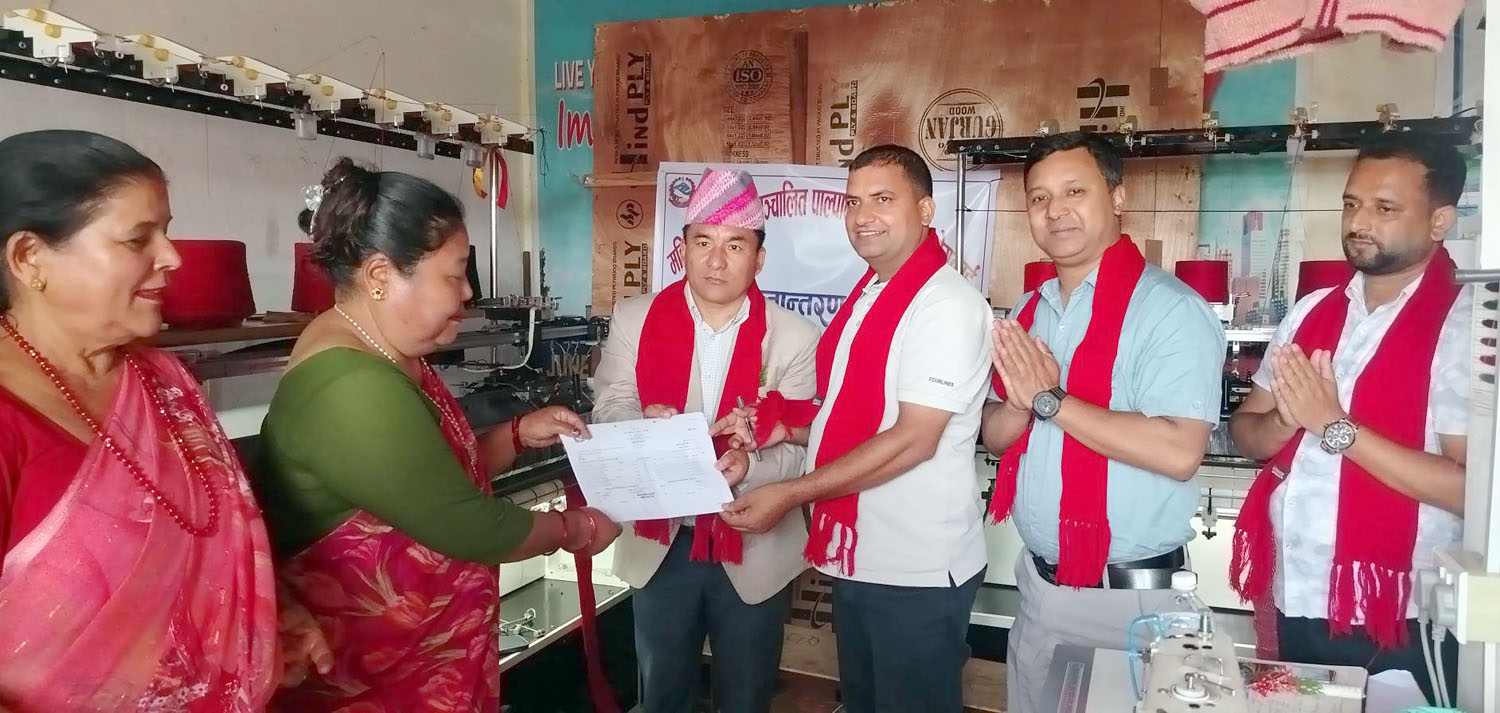 पाल्पाली होजियरी उद्योगलाई इलेक्ट्रिक फ्ल्याट मेसिन हस्तान्तरण