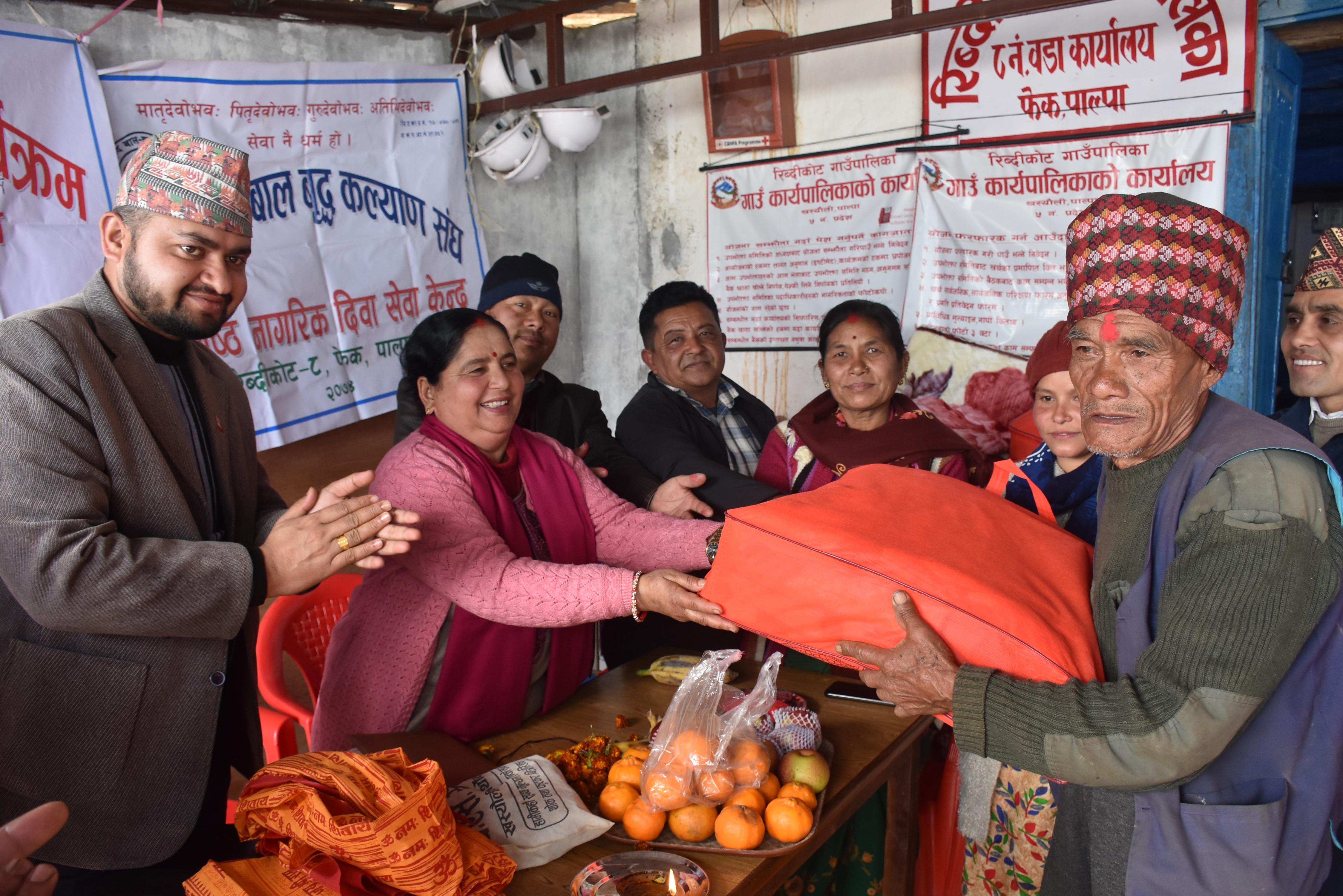 वृद्धवृद्धा र असल बुहारी सम्मान भुवन रायमाझी