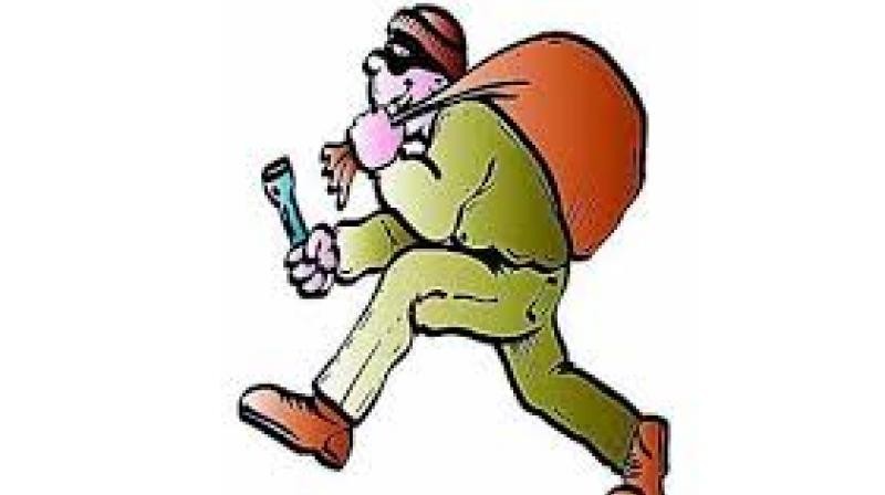 चोरीका घटना बढेपछि स्थानीयवासीको गस्ती