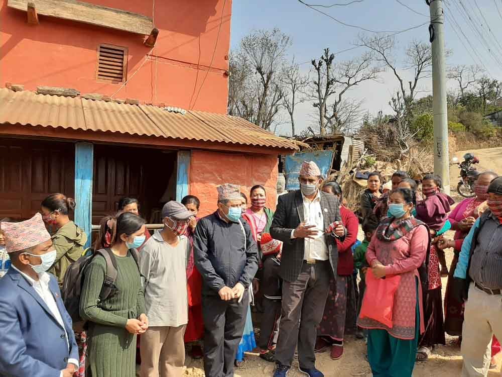 बगनासकाली गाउँपालिकाका वडा अध्यक्ष हातमा माक्स र सावुन लिएर पुगे दलित वस्तीमा