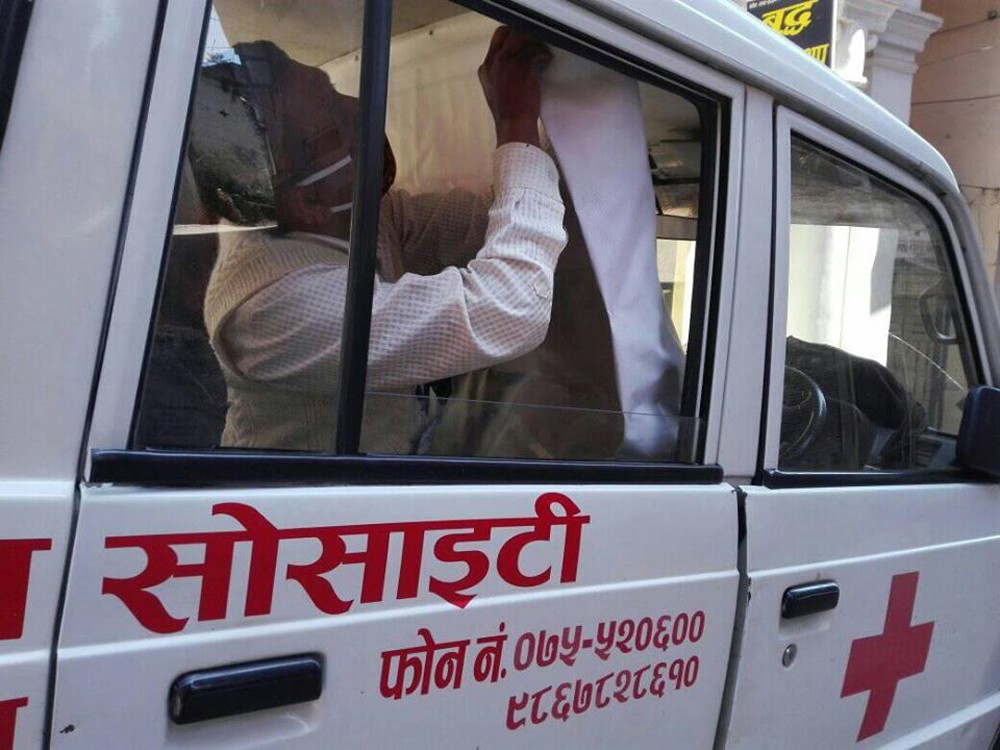 पाल्पाका एम्बुलेन्समा चालक र विरामीको दुरी व्यवस्थापन गरिदै