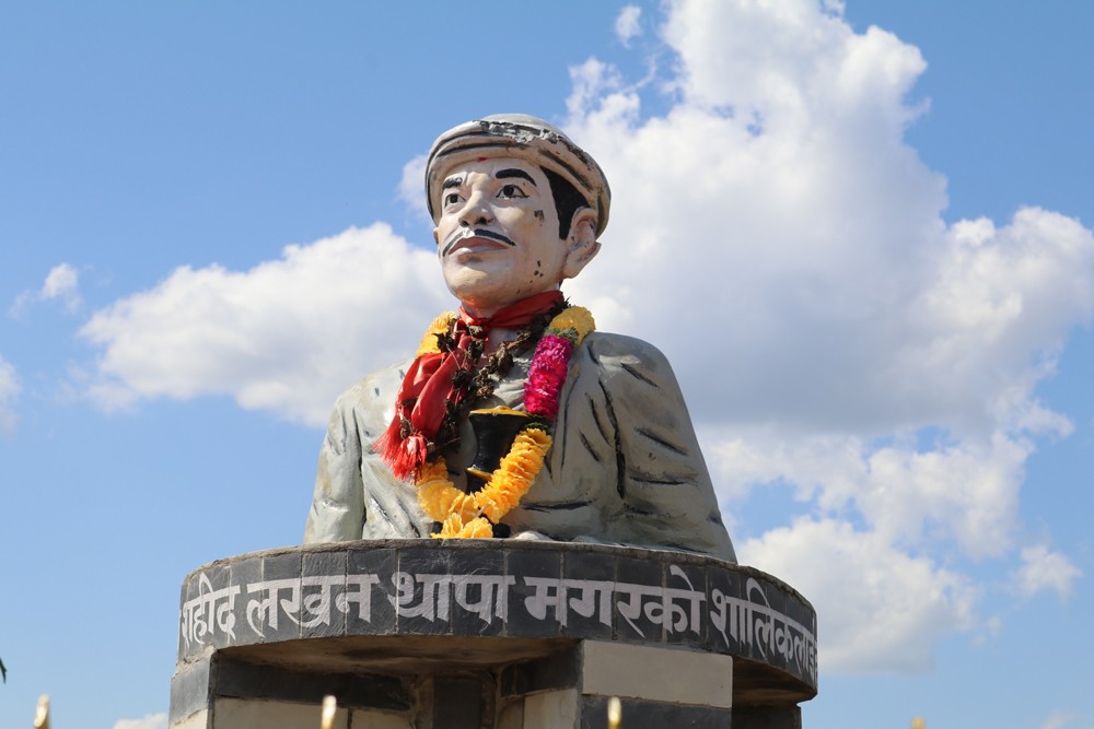 प्रथम शहीद लखन थापाको शालिकमा तोडफोड,इतिहास मेटाउने गरी भएको हर्कत प्रति स्थानीय चिन्तित