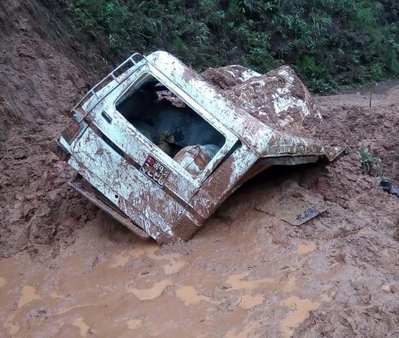 गुल्मीमा पहिरोले गाडी पुर्दा एकको मृत्यु