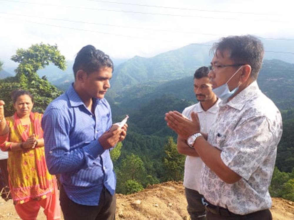 प्रदेश सांसद रानाद्वारा पहिरो प्रभावित क्षेत्रको अवलोकनसँगै राहत वितरण