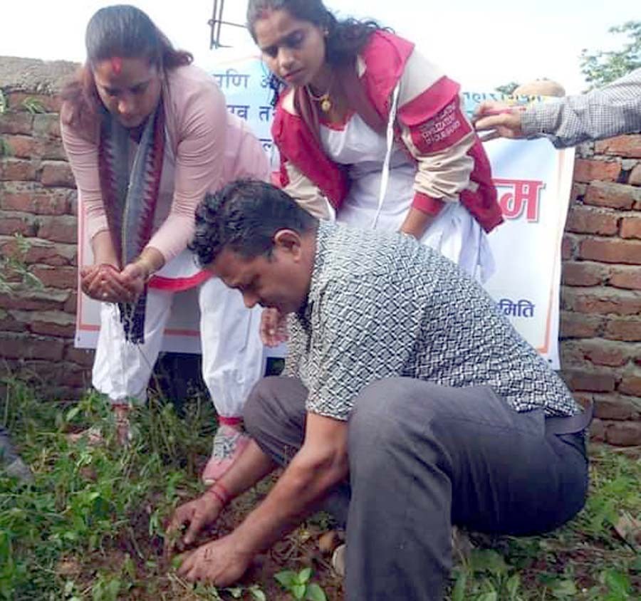 जडीवुटी दिवसको अवसरमा तातोपानी धाममा वृक्षरोपण