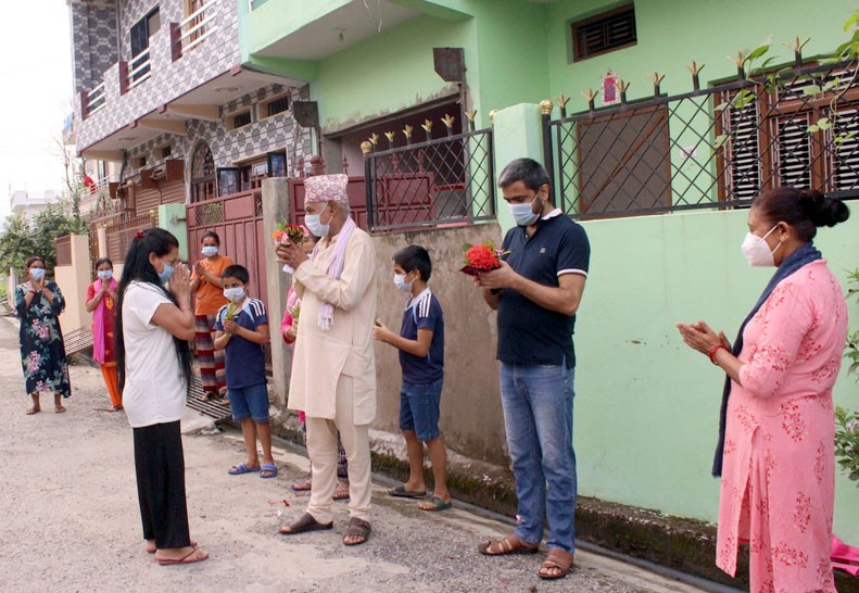 कोराना विजेतालाई पुष्पगुच्छा