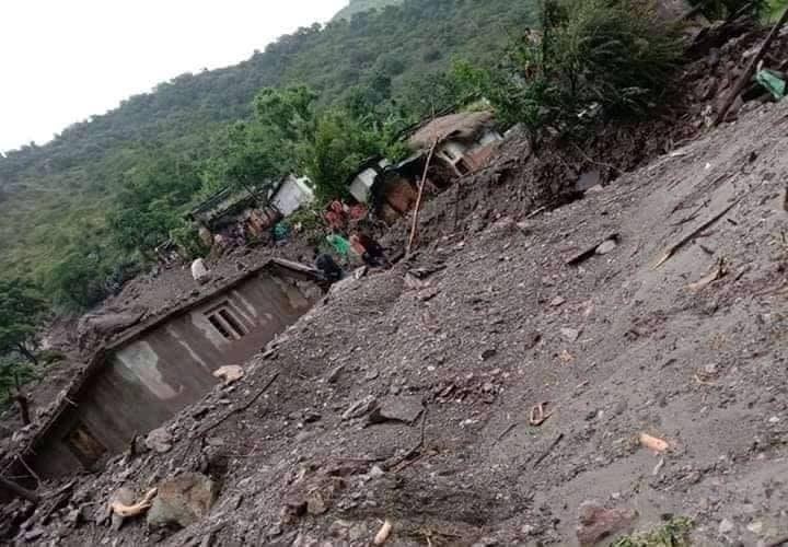 कुखुराको खोरमा आश्रय लिँदै पहिरो पीडित