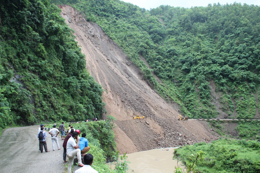 निरन्तरको वर्षाले सिद्धार्थ राजमार्गमा पहिरो, सडक अवरुद्ध