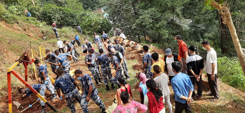 सशस्त्र प्रहरीद्वारा  मन्दिर सरसफाई