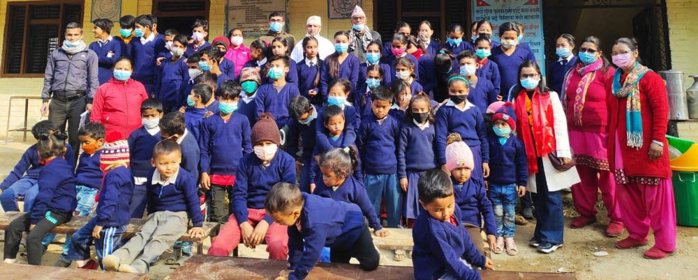 अमेरिकी नागरिक थम्सनको सहयोगमा विद्यार्थीहरुलाई स्वीटर