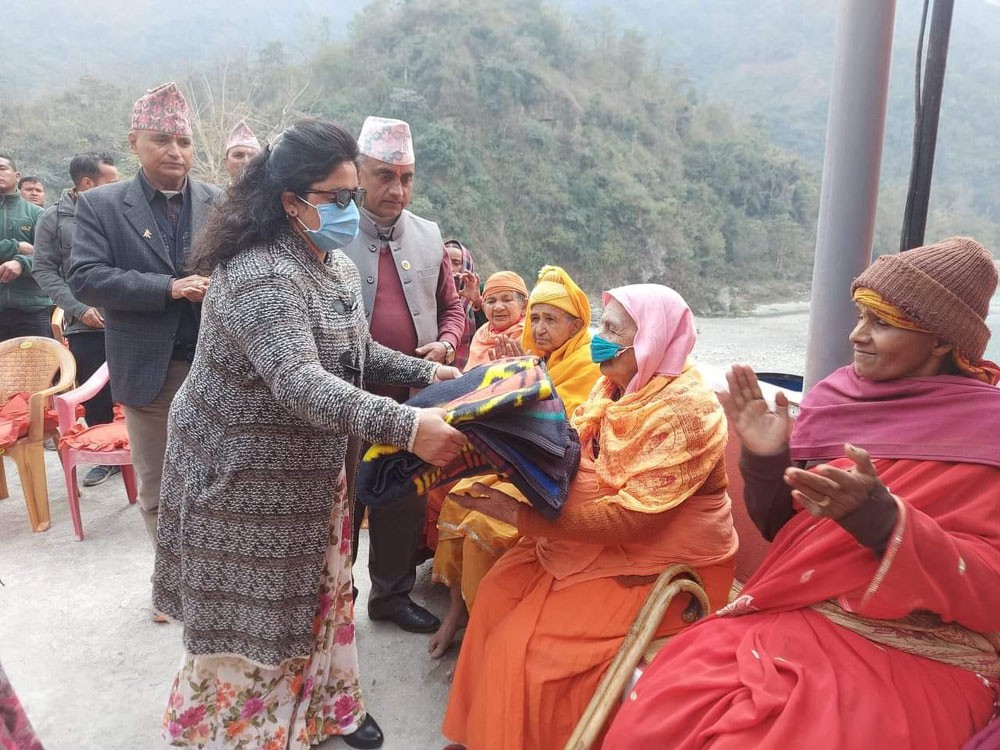 सिडियो न्यानो कपडा लिएर वृद्धाश्रममा