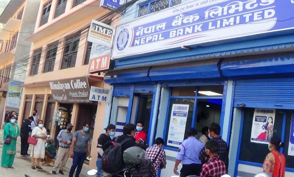 पाल्पामा बैंकहरु खुलेपछि बढ्यो भिड–भाड