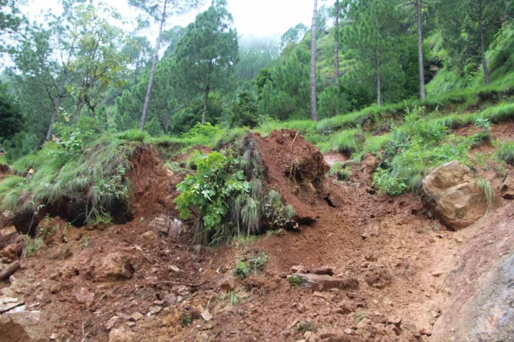 सडक माथिबाट ढुङ्गा खस्ने डर,  त्रासै त्रासमा यात्रा