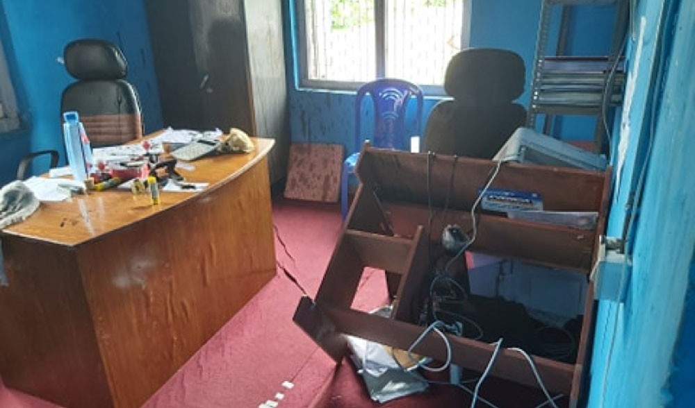 रैनादेवी छहराको सरकारी कार्यालयहरुमा तोडफोड