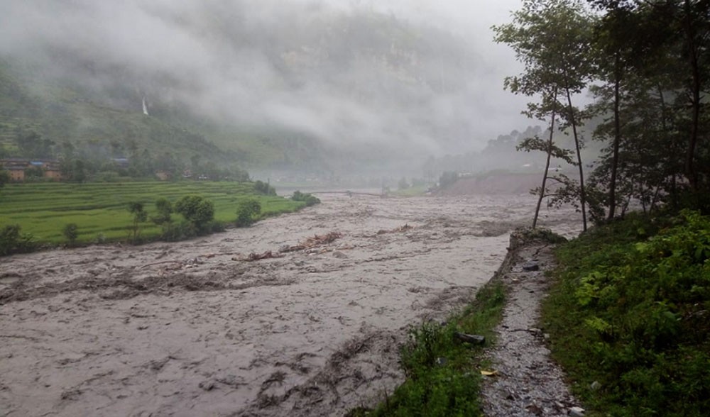 बाढीले बगाउँदा युवा बेपत्ता, दर्जनौँ पशुचौपाया बगायो