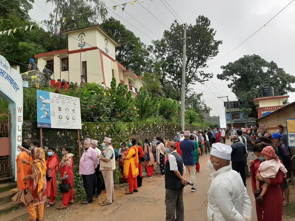 कोभिड १९ विरुद्धको भेरोसेल खोप लगाउनेको भिड