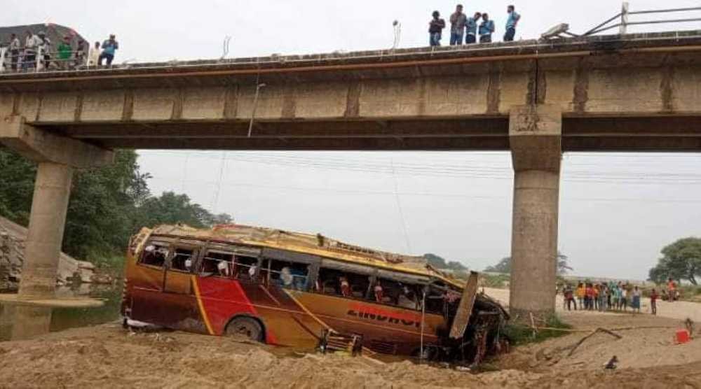 रुपन्देहीमा बस खोलामा खस्दा नौ जनाको मृत्यु