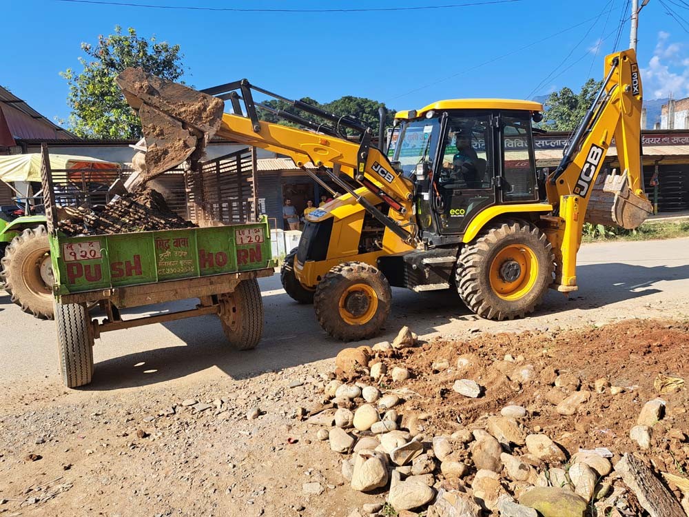 रामपुरमा नगर सरकारको एक्सन, सडकमा राखिएका निर्माण सामग्री हटाउँदै