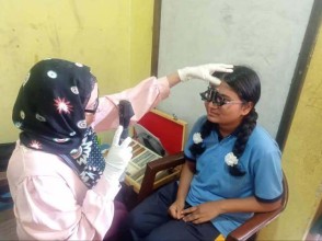 मोहन कन्याका शिक्षक र विद्यार्थीको निःशुल्क आँखा परीक्षण