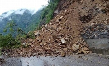 अविरल वर्षाले रिडी–वामीटक्सार र दशरथचन्द राजमार्ग अवरुद्ध