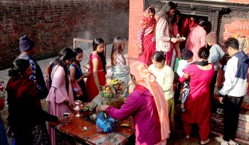 पाल्पाका शिव मन्दिरमा भक्तजनहरुको भिडभाड  