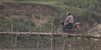 पुल नहुँदा जोखिमपूर्ण यात्रा : बाँसको पुलमै निर्भर मर्चवारका बासिन्दा