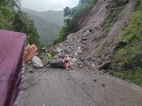 वर्षाले ग्रामिण सडकहरु क्षत विक्षत : बुटवल तानसेन सडक बन्द