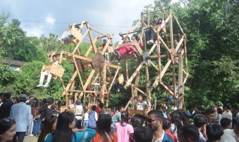 सरायको रौनकसँगै दसैँ मेलामा काठेपिङ चढ्नेको घुइँचो। 