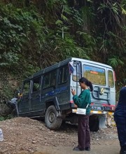 वैकुण्ठेमा फोर्सगाडी पल्टियो : १२ जना घाईते 