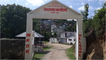 गुल्मी कारागारमा सीप सिक्दै आम्दानी गर्दै कैदीबन्दी
