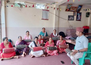आफैँ खर्च जुटाएर बाद्यवादन सिक्दै महिला