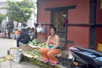 सडकमा तरकारी बेचेर मनग्य आम्दानी गर्दै महिला