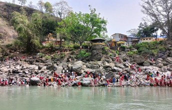 राम्दीमा स्नान गर्नेहरुको भिड
