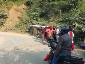गुल्मीबाट आउँदै गरेको गाडी तानसेनमा दुर्घटना, ५ जना घाइते 