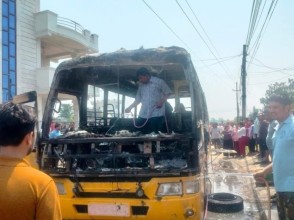 गुडिरहेको बसमा आगलागी