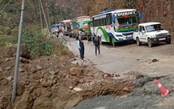 सिद्धाबाबा क्षेत्रमा गुडिरहेको कारमा पहिरो खस्दा एक जना घाइते