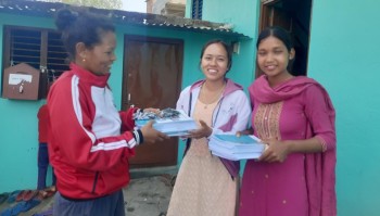 कानुन विषय अध्ययन गर्दै थारू समुदायका छात्रा