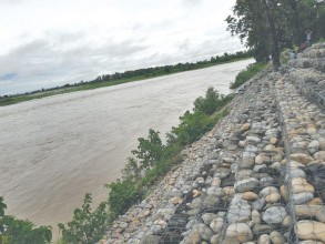 राप्ती नदीमा आपत्कालीन तटबन्ध निर्माण