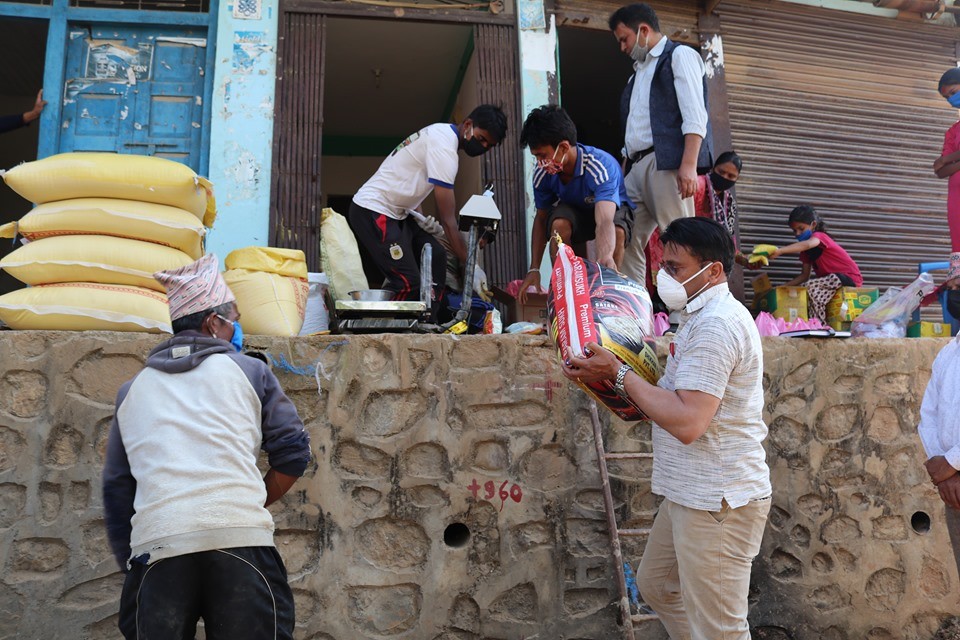 रामपुर नगरपालिकाद्वारा खाद्यान्न तथा औषधी वितरण सुरु