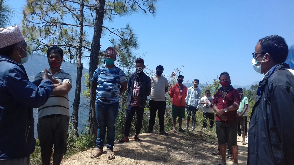 पाल्पाका जनप्रतिनिधि नागरिकको घर–घरमा पुगी स्वास्थ्य अवस्था बुझ्दै