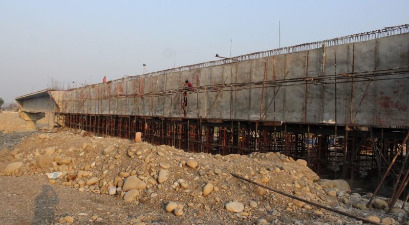 कालीगण्डकीमा बन्दै गरेको पक्की पुल निर्माणमा स्थानीय युवा