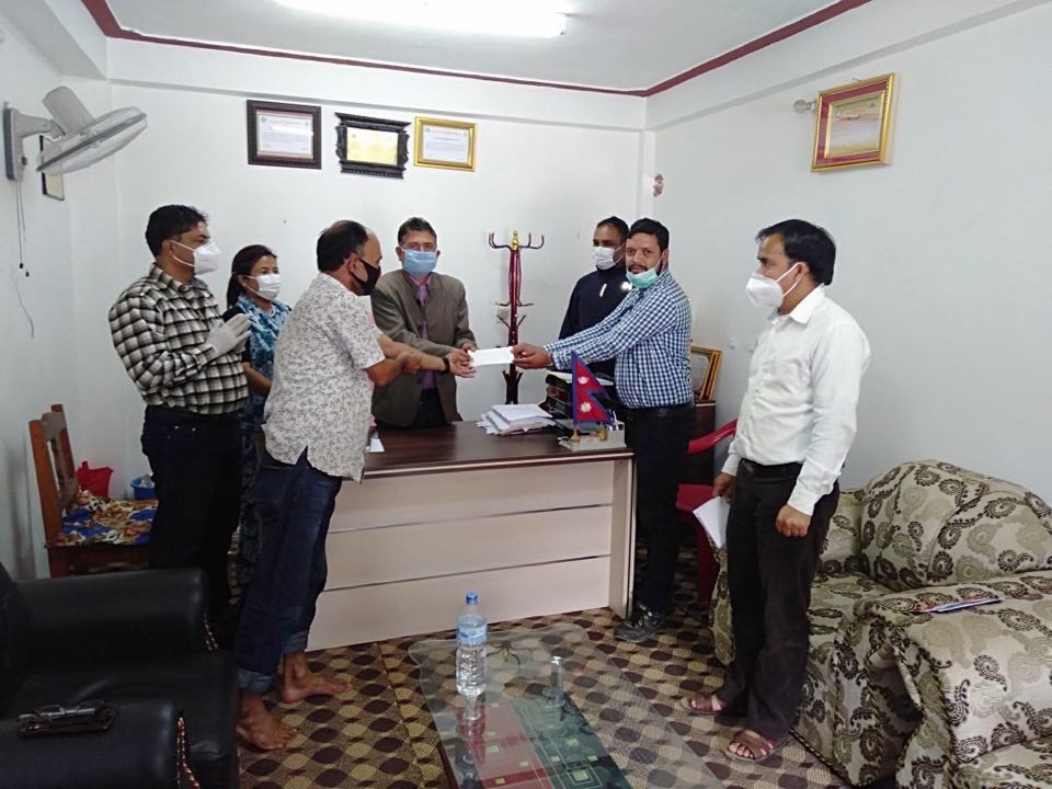 नेपाल शिक्षक संघद्धारा राहत कोषमा सहयोग