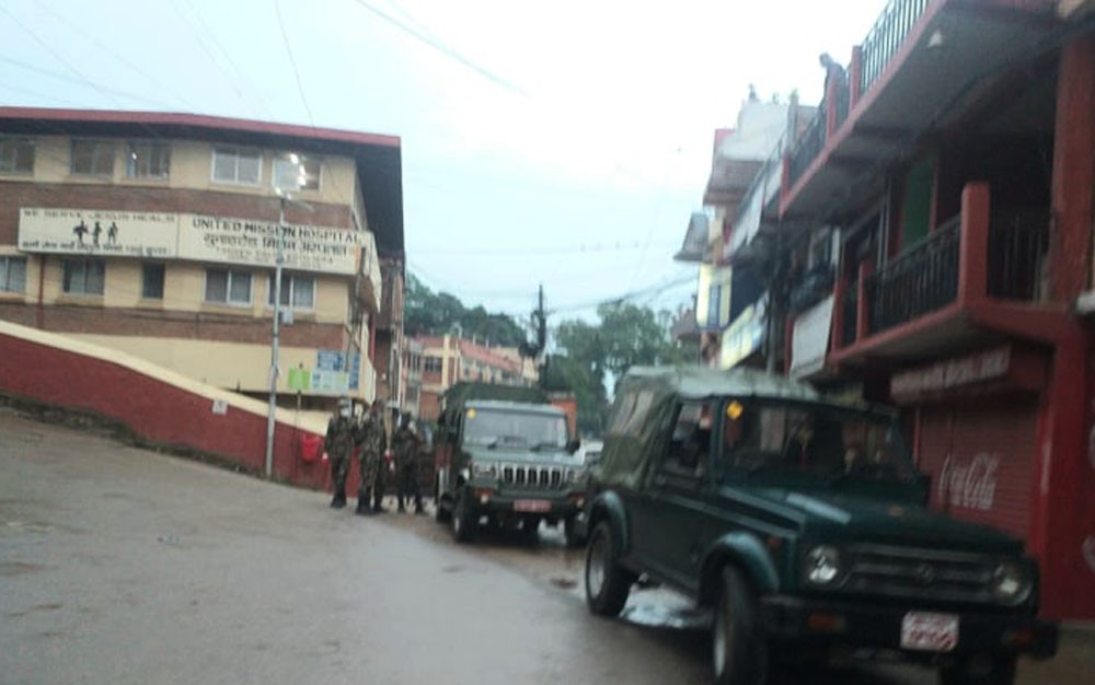 कोरोनाबाट मृत्यु भएका पुरुषको अन्तिम संस्कार गरिदै, उपचारमा संलग्न १९ जना क्वारेन्टाईनमा