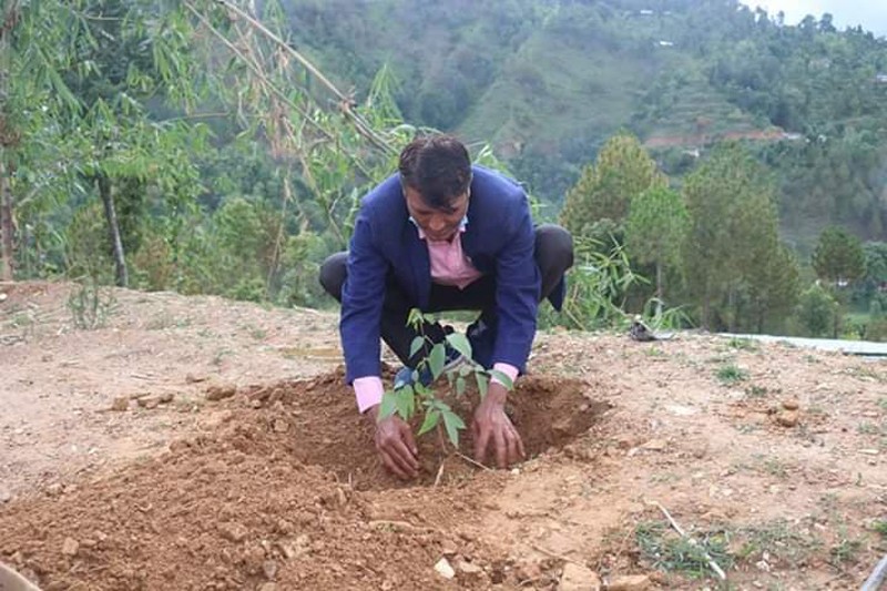 कोरोना जितेका अध्यक्ष विरुवा रोपेर निस्किए एकान्तवासबाट