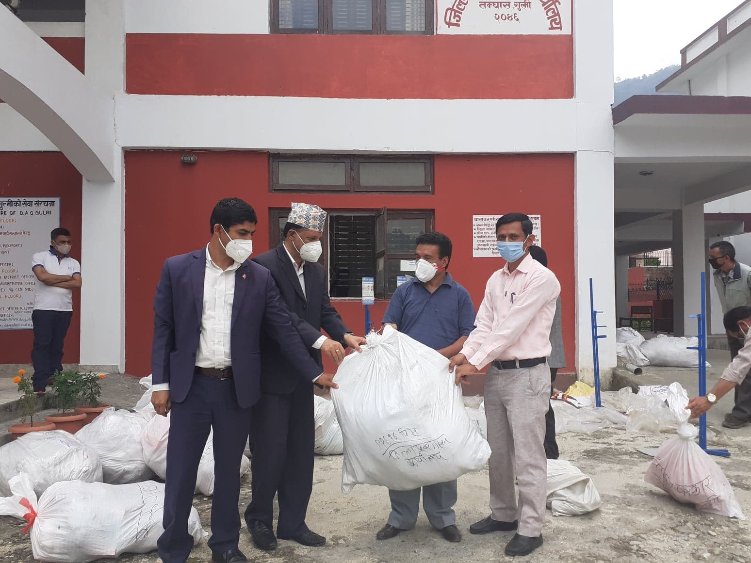 गुल्मीका स्थानीय तह र अन्य संघ–संस्थालाई स्वास्थ्य सामग्री वितरण