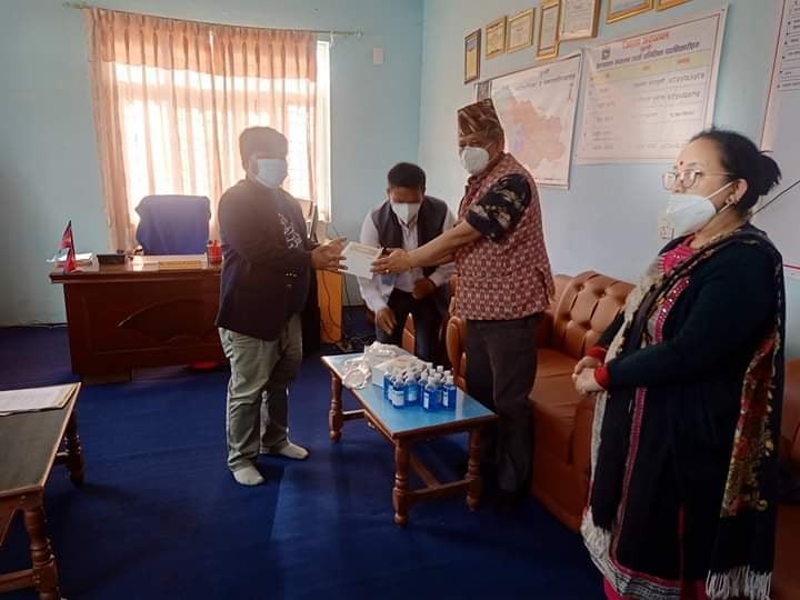 गुल्मी अस्पताल र आँखा उपचार केन्द्रलाई स्वास्थ्य सामग्री