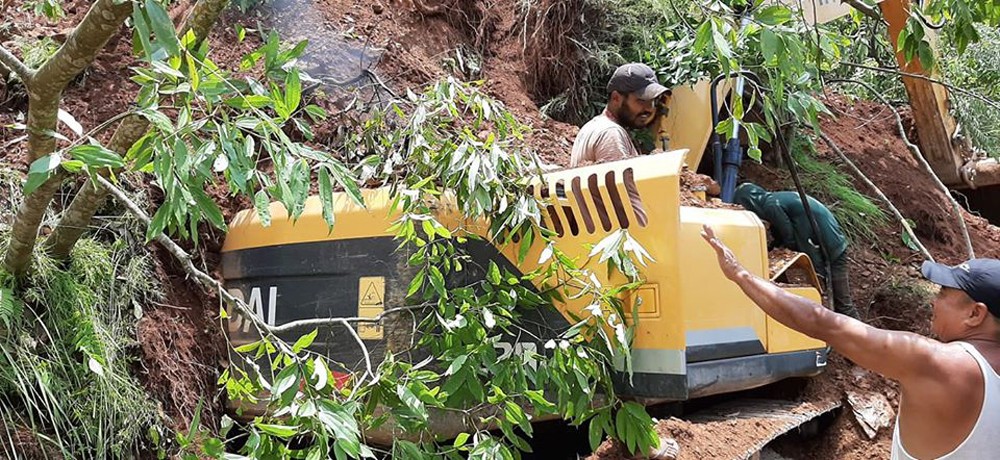 सिलुवाको तालखोलामा स्काभेटर सहित अपरेटरलाई पहिरोले पुर्‍यो