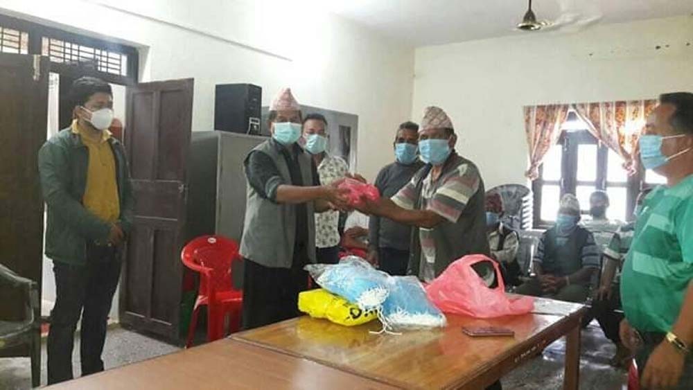 नेपाली काँग्रेस छत्रकोटद्वारा स्वास्थ्य सामग्री हस्तान्तरण