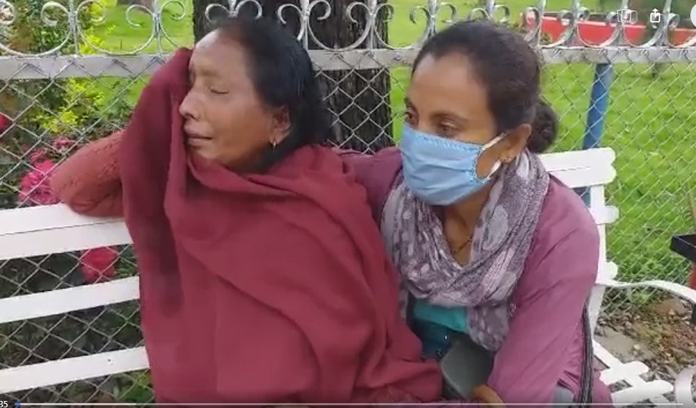 दैव पनि कति निष्ठुरीः पाल्ने छोरो नै खोसे पछि वृद्धाआमा र श्रीमतीको वेहाल (भिडियो सहित)